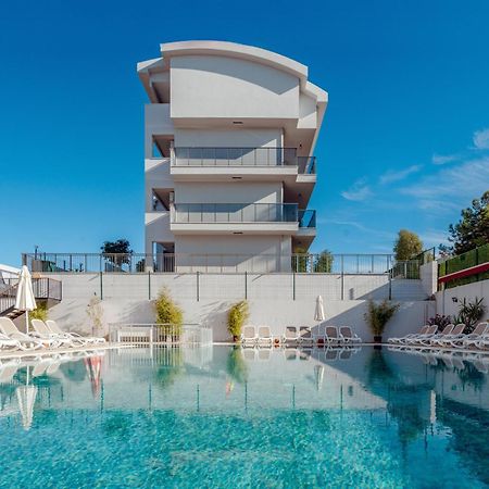 A Hotel Side Exterior foto