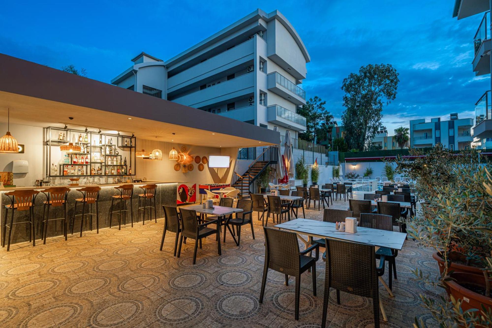 A Hotel Side Exterior foto